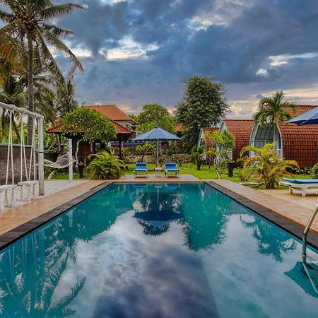 Megaland Bungalow Batununggul Exterior foto
